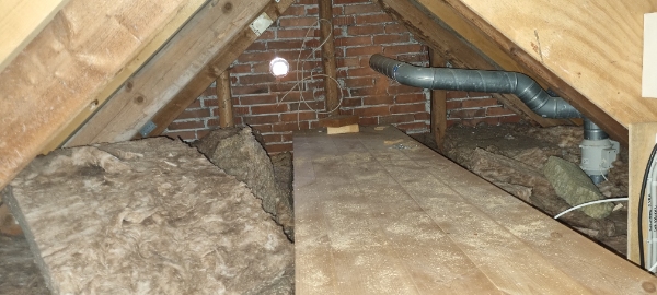 Hjælp til færdiggørelse af isolering af hanebåndsloft.