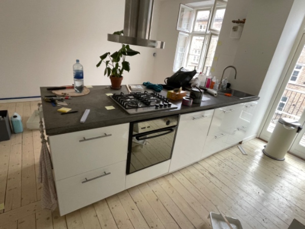 Skære armeret betonbordplade over