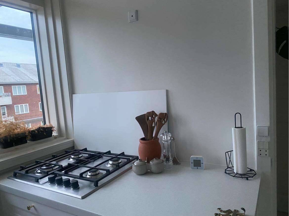 Opsætning af 5 vægplader i køkkenet