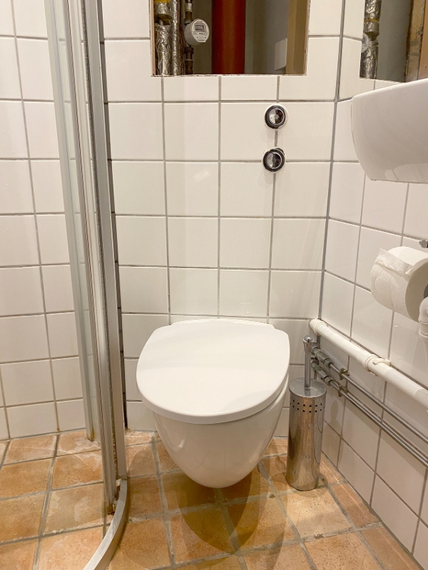 Udskifte cisterne/indmad i væghængt Ifö toilet.