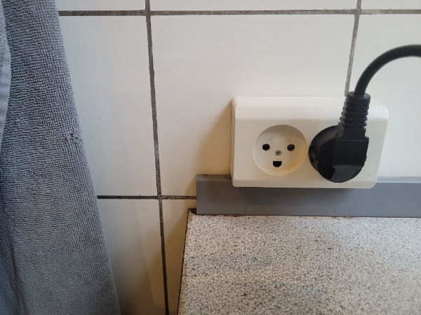 Montering af bordopvaskemaskine, boring af hul i bordplade til til/fraløbsslanger under vasken