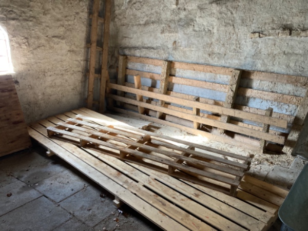 Hjælp til at tømme og køre ting fra en lade væk