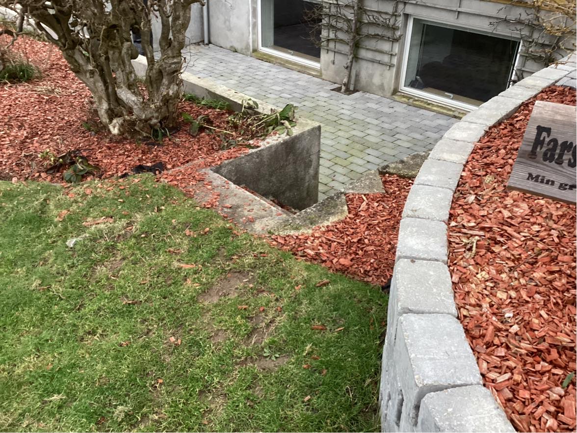 Etablering af støttemur og trappe