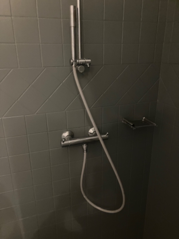 Skifte 2 armaturer, en vandhane, en toilet skyl “knap” og opsætte en bruseniche