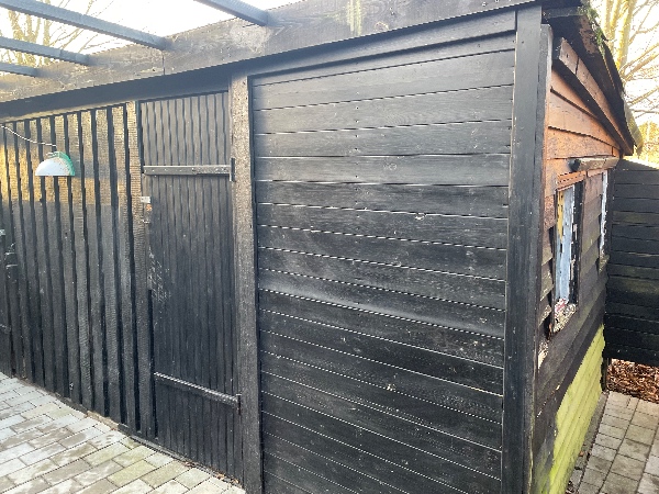 nedrivning af udhus og drivhus.