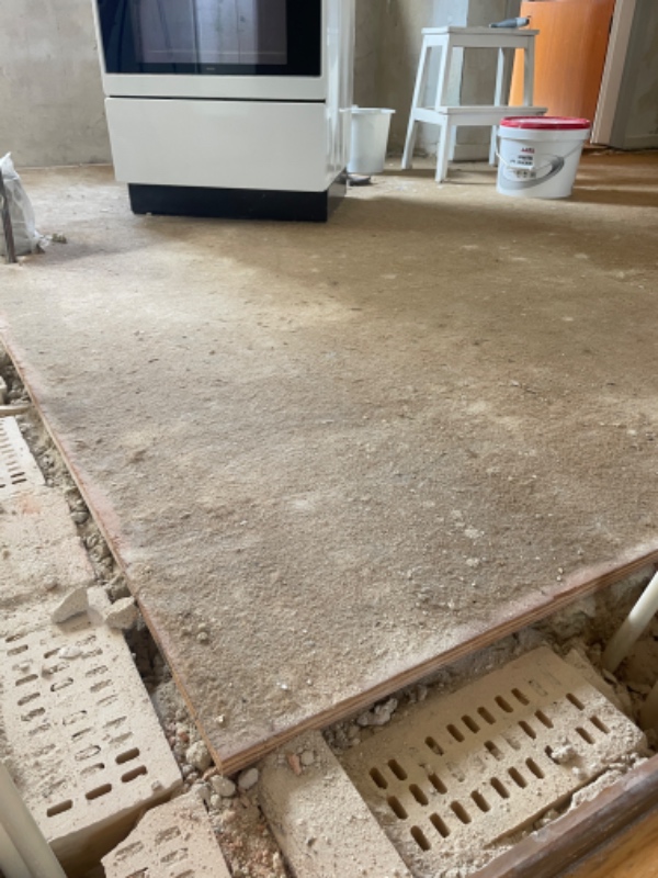 Gulvlægning i køkken (Micro-cement)