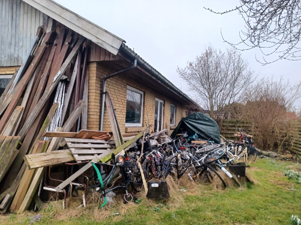 En masse cykler og nogle bræder skal køres til genbrug