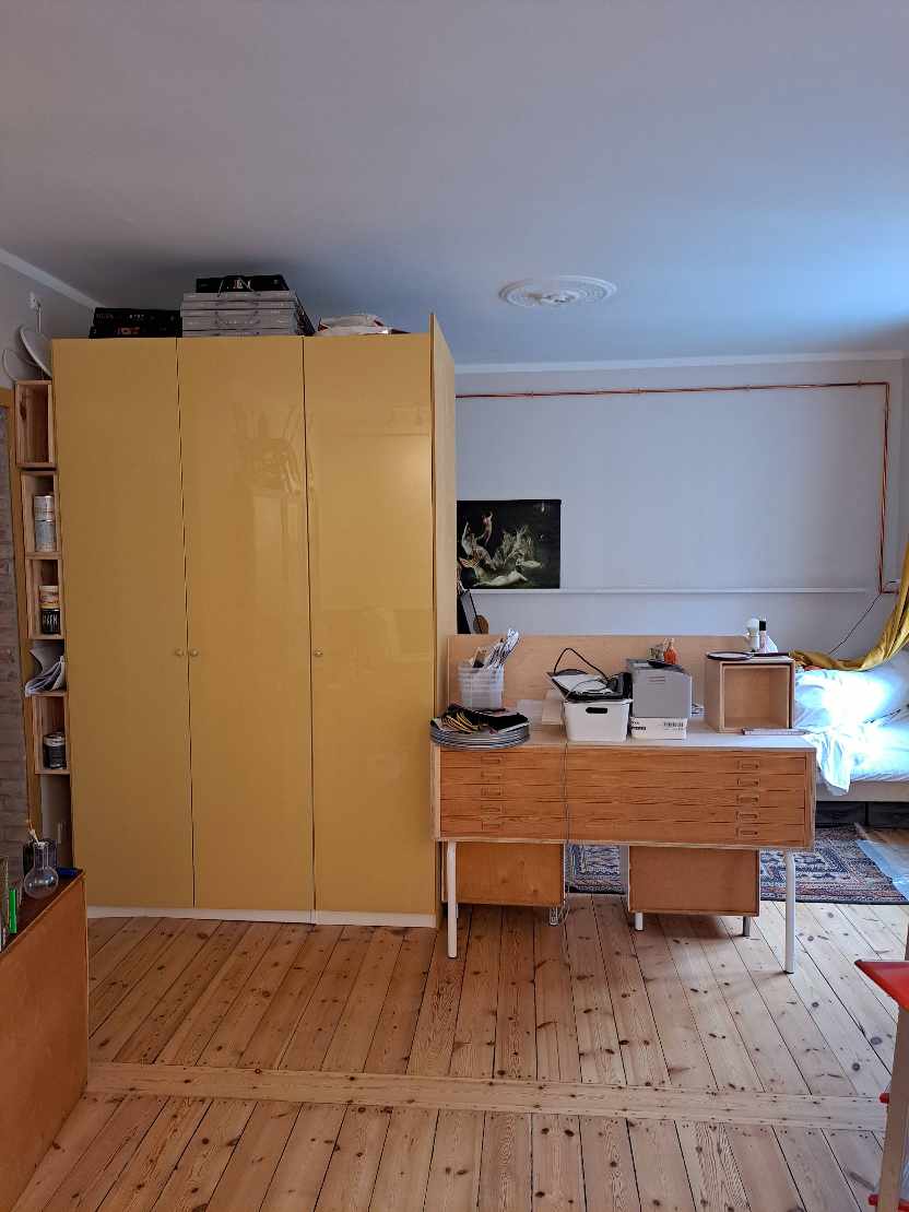 Flytte skabe og sat gardinstænger op