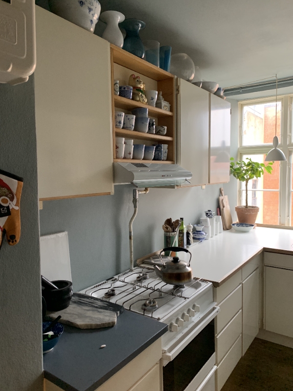 nedtagning af overskabe og opsætning af hylder i køkken.