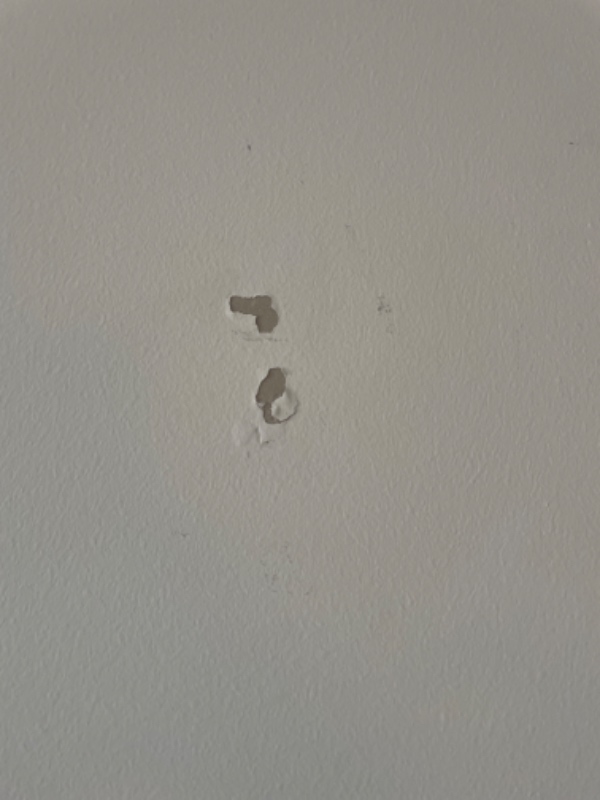 Hul i tapet/væg