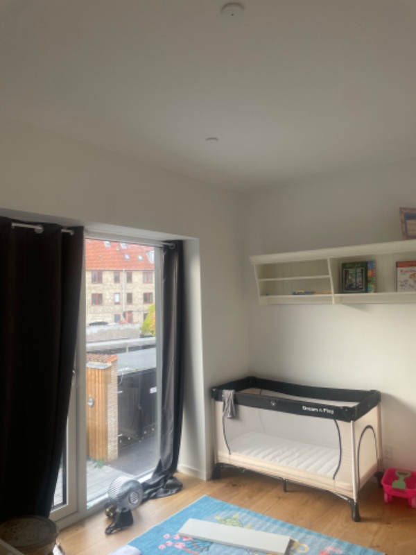 To loftslamper op og et stort spejl på væggen.