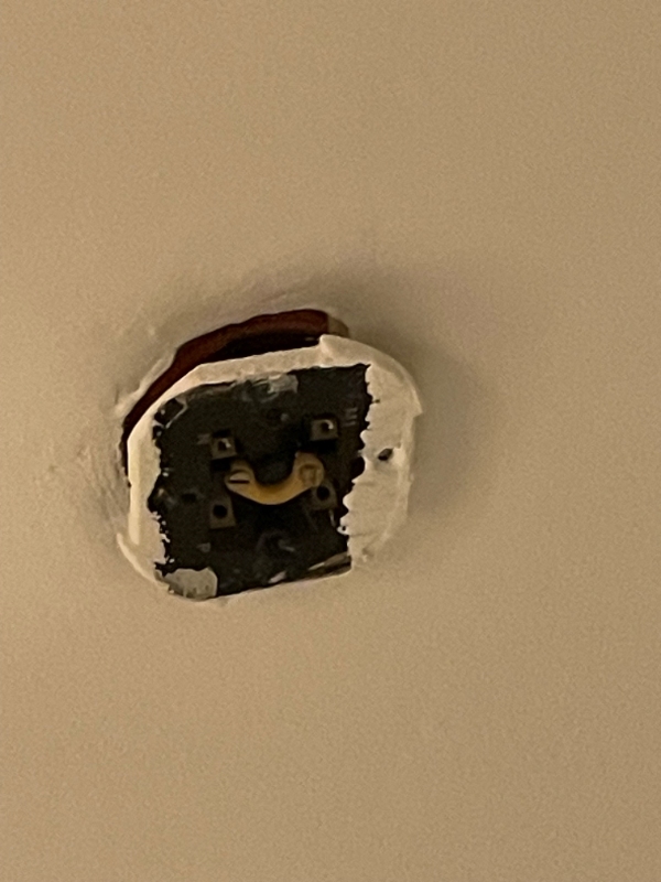 Fastmontering af lampeudtag og opsætning af lampe