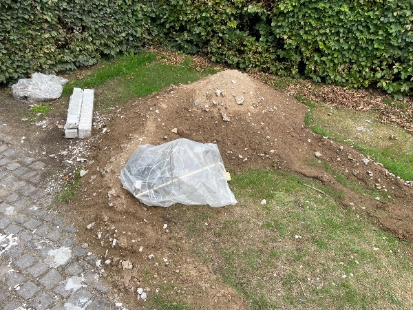 Fjernet affald fra forhaven. Primært beton og jord