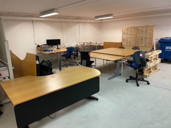 bortkørsel af ca. 50 skriveborde og reoler.