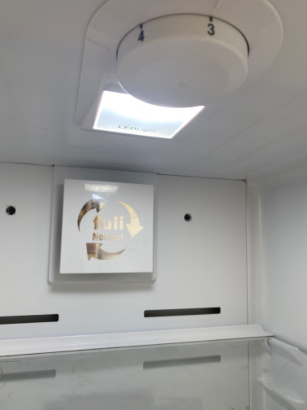 Jeg har et Gram køle fryse skab - 3 år gammelt , der ikke køler . Fryseren dur .