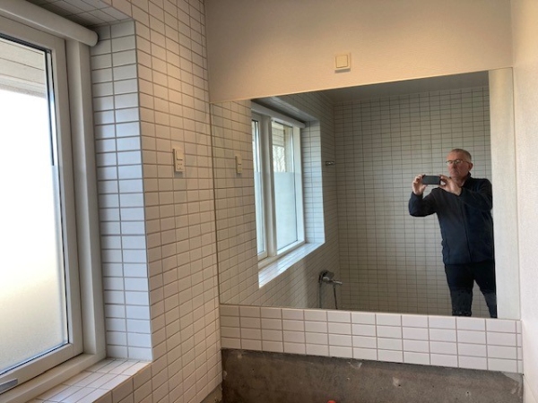 skiftet badeværelsesspejl