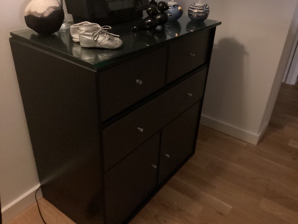 Opsætning af egetræsskab med glas læger på MDF væg samt lille reol ophænges på MDF væg/betonvæg