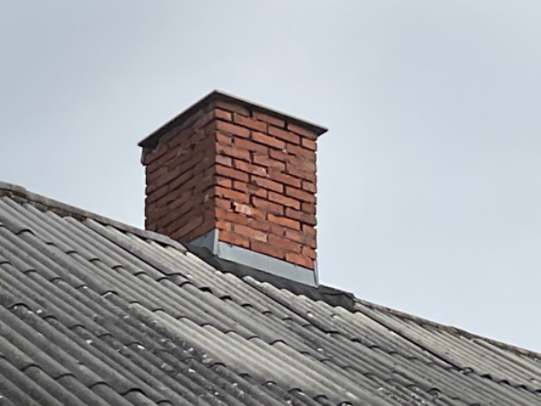 En skorsten der skal pilles ned og mures op igen