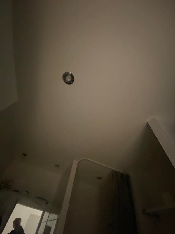 Lyset på mit badeværelse er gået, og jeg søger en, der kan fikse. Belysningen består af 4 lampespots