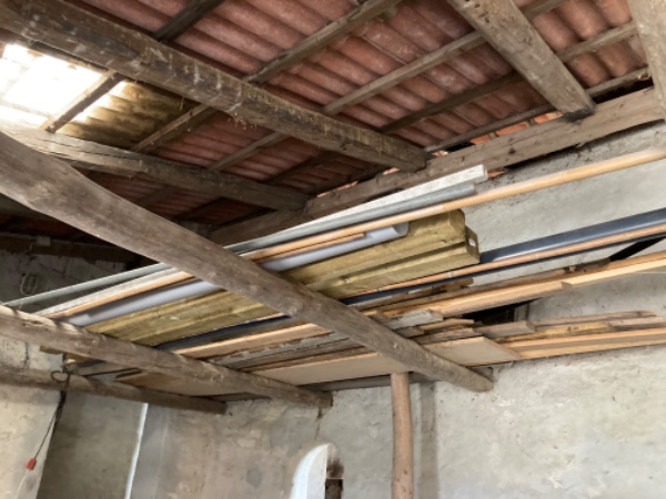 Hjælp til at tømme og køre ting fra en lade væk