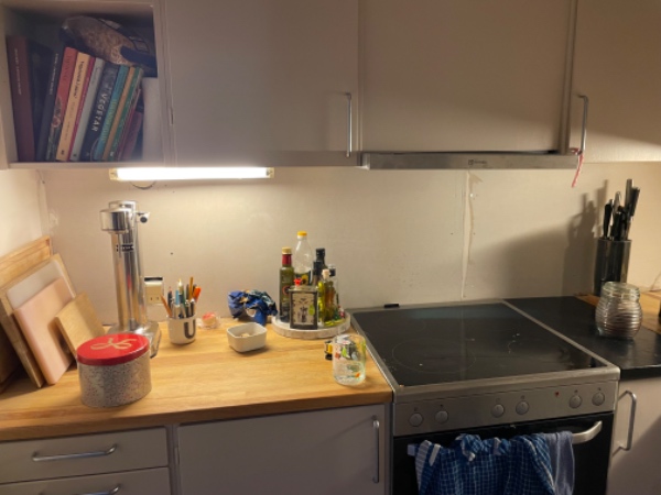 Opsætning af fliser/klinker på en gipsplade i køkken.