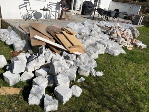 Jeg har omkring 10m2 byggeaffald der skal bortskaffes/afhentes. Mursten, gasbeton, puds, lidt isoler