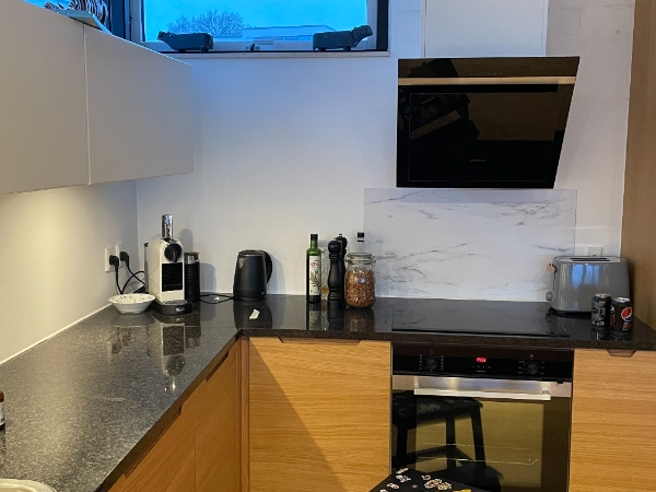 køkkenfliser sættes op