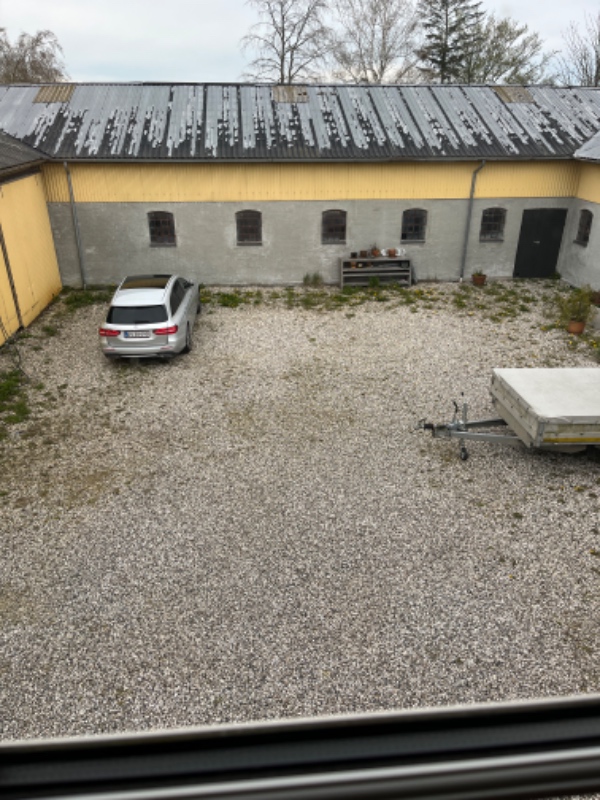 Ukrudtsfjerning i gårdsplads