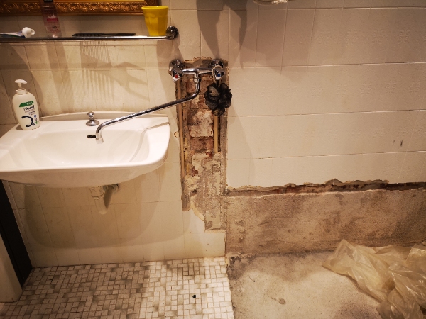 VVS : Installeret cisterne til væghængt toilet og flyttet en håndvask 1 meter.