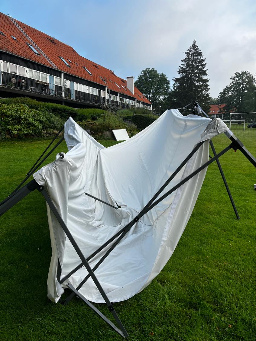 Telt skal afskilles og køre bort.