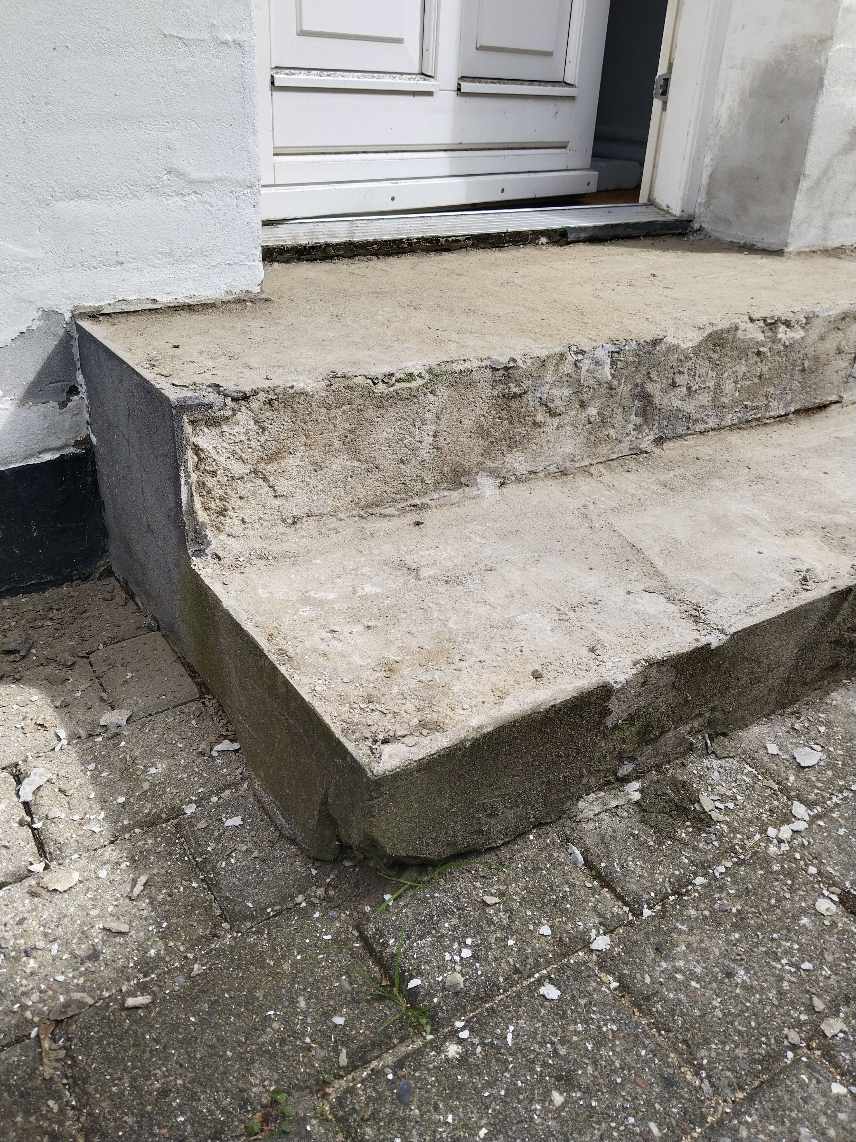 Renovering & nye fliser på trappetrin til hoveddør