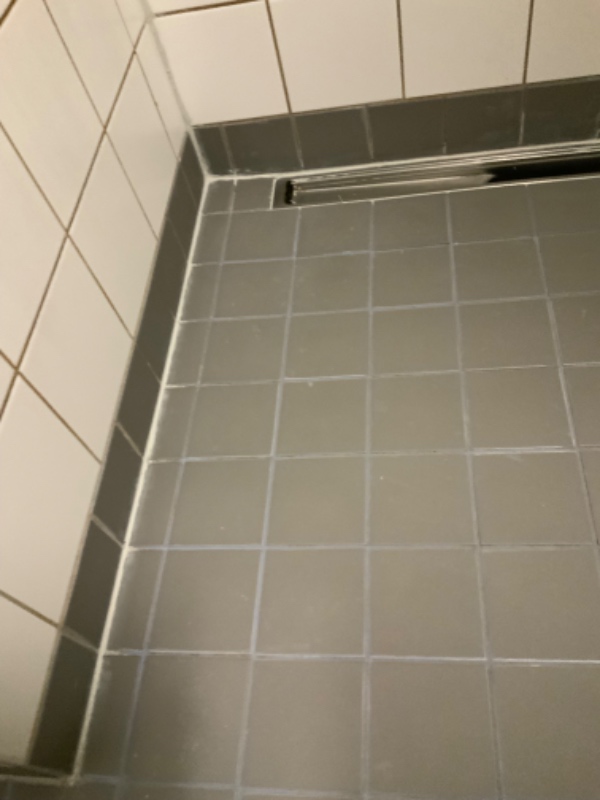 Fuget nye silicone fuger i badeniche.