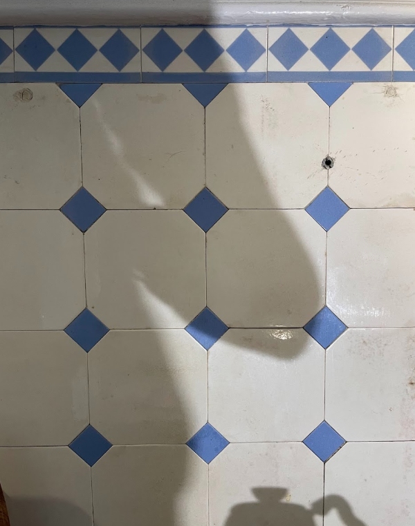 Opsætning af fliser i kalkmørtel