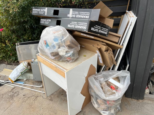 Fjerne jord og byggemateriale affald.