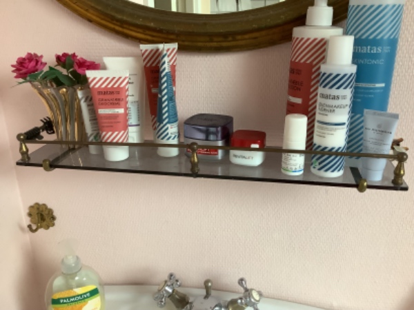 Skiftet en badeværelseshylde/glashylde.