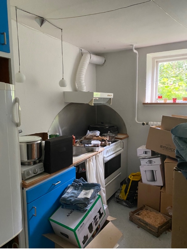 Hjælp til oprydning i kælder, flytte ting, pakke ting i kasser og køre affald væk.