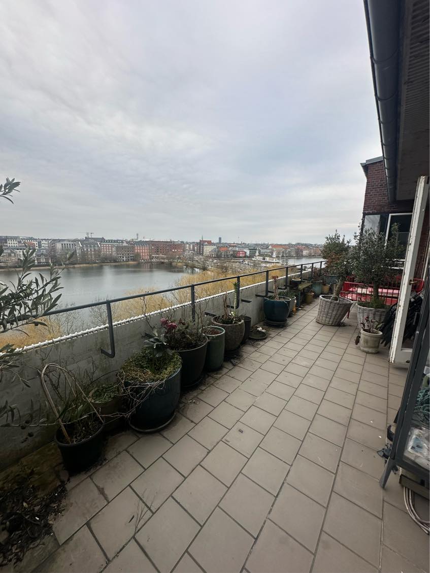 Tømmes to altaner for krukker og inventar samt kørsel