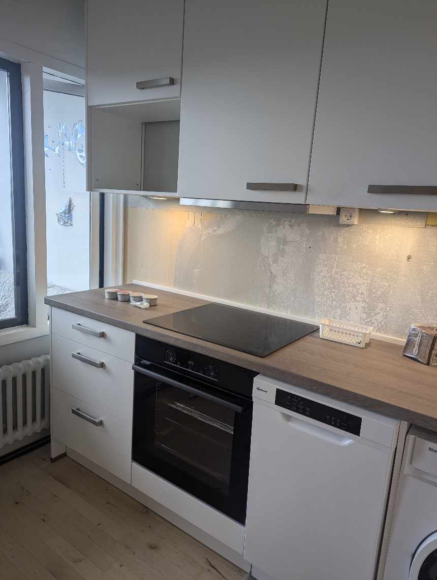 Opsætning af vægplader ( stænkplade) i køkken. Ca 6-7meter i længde og 50- 60 cm i højde. Gar brug for hjælp til præcis måltagning.