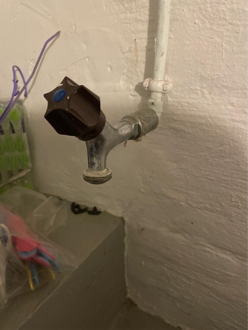 Skiftet vandhane til vaskemaskine. Totalt tilkalket. Muligt ditto med rørene, højst 5 meter