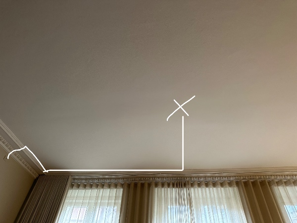 Hænge op lysekrone ledning og feste med krog i loft. Lysekronen er allerede samlet