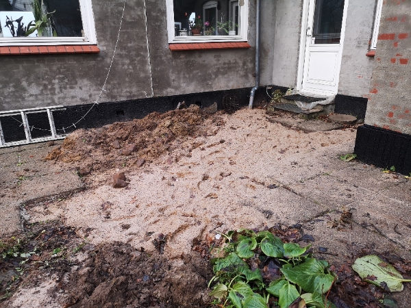 Lægge gamle fliser på plads efter opgravning