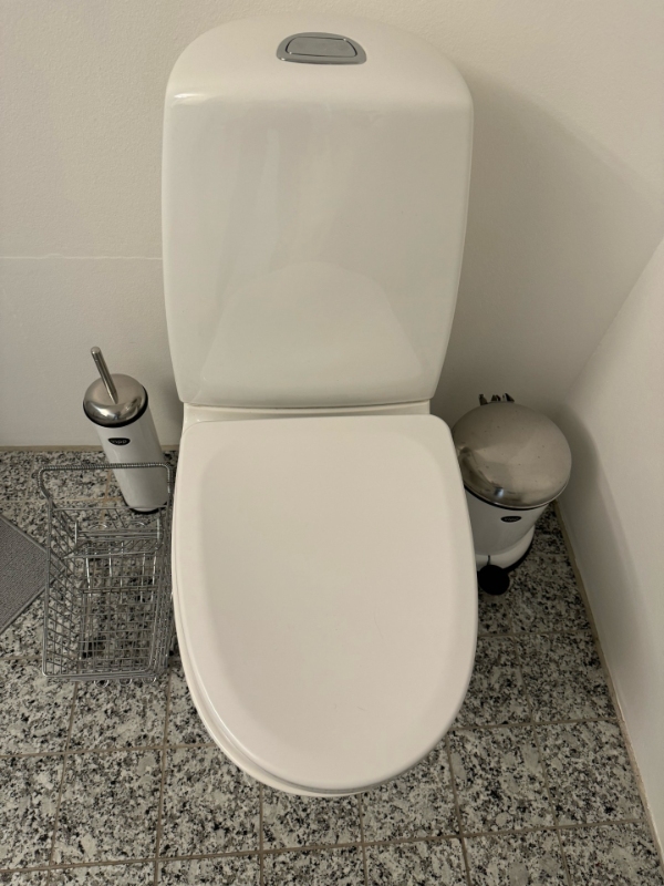 Slibning og oliering af køkkenbord og indkøb og montering af nyt toiletbræt
