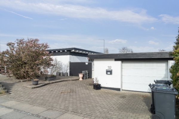 Fliselægning / anlægning af parkeringsplads på en 566m2 grund med et hus på 110m2.