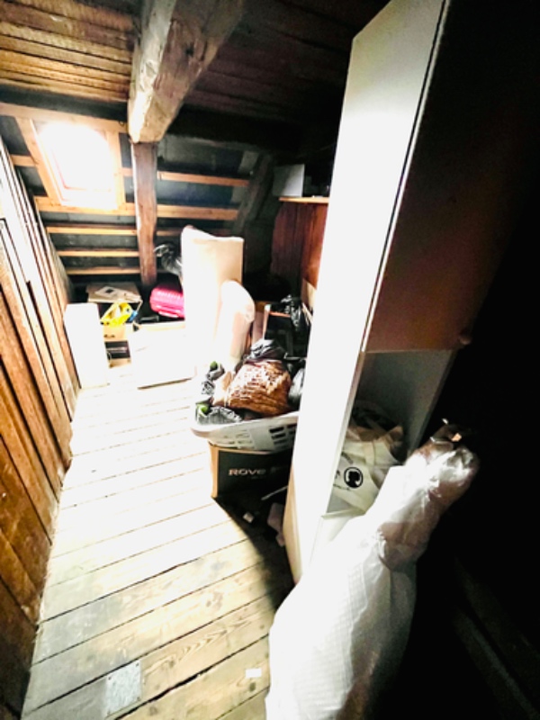 Bortskaffelse af møbler 3.sal og enkelt møbel på loftsrum