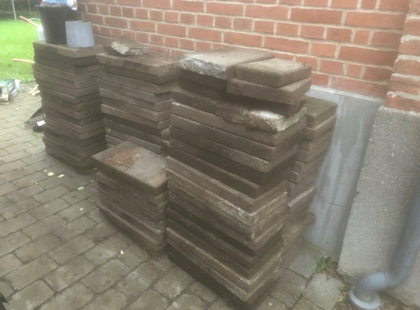 Jeg har omkring 60 havefliser af 25 x 50 cm som skal bortskaffes. De står stablet samlet et sted