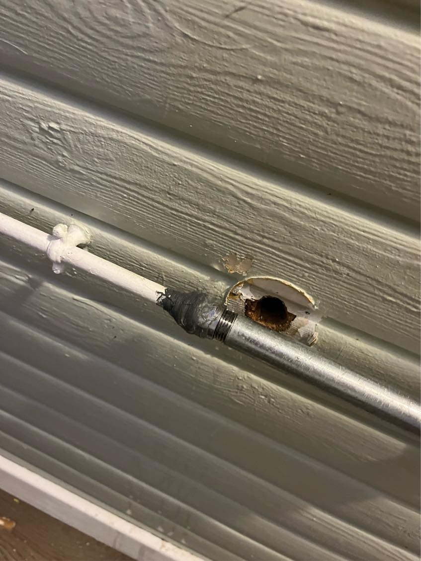 Utæt vandhane og utæt vandrør til vandhane