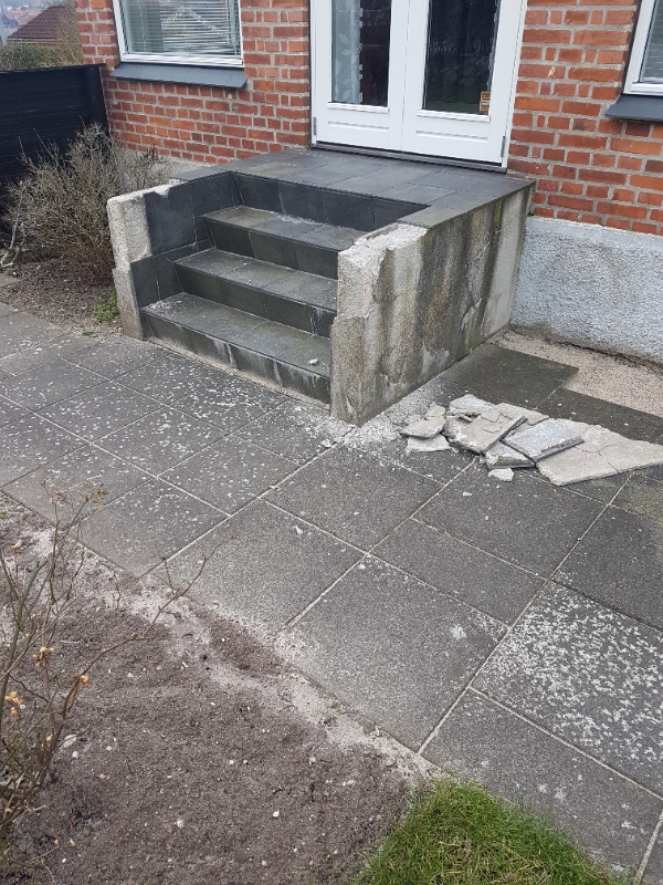 Nedbrydning af 4 trins havetrappe i beton. Mål l 180 x b 150 x h 100cm.