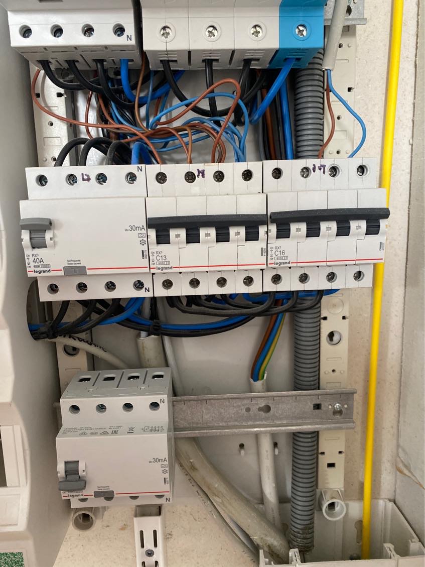 Montering af cee/kraftstik