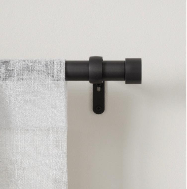 Ophænging af en pendel lampe og en  enkel gardinstang .  Den skal bare monteres på væggene og indstilles i længden.