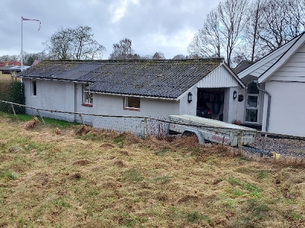 Nedtagning og bortskaffelse af ca 70m2 asbest bølgeplader.